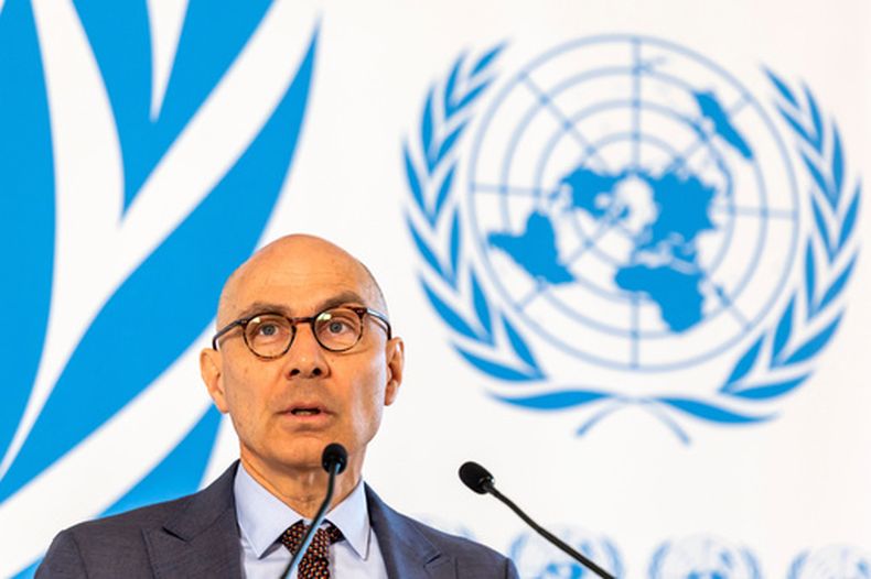 El Alto Comisionado de las Naciones Unidas para los Derechos Humanos, Volker Turk, habla con los medios de comunicación durante una rueda de prensa para informar sobre la crisis en Oriente Medio, en la sede europea de las Naciones Unidas en Ginebra, Suiza, el viernes 6 de marzo de 2026. (Salvatore Di Nolfi/Keystone vía AP)