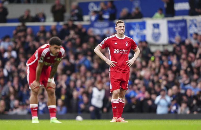 Chris Wood y Morgan Gibbs-White del Nottingham Forest muestran su molestia durante el encuentro ante el Everton de la Liga Premier, el domingo 21 de abril de 2024. (Peter Byrne/PA vía AP)