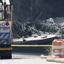 Funcionarios trabajan luego del colapso de una parte de la autopista interestatal 95, el domingo 11 de junio de 2023, en Filadelfia. (AP Foto/Joe Lamberti)