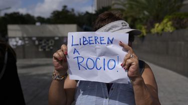 Una manifestante sostiene un cartel que dice Liberen a Rocío! en referencia a la abogada y activista de derechos humanos arrestada Rocío San Miguel, afuera de una conferencia de prensa sobre su detención la semana anterior frente a la oficina del Programa de las Naciones Unidas para el Desarrollo en Caracas, Venezuela, el miércoles 14 de febrero de 2024. (AP Foto/Ariana Cubillos)
