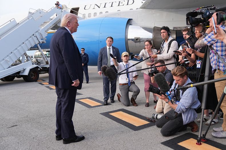 El presidente Donald Trump habla con los periodistas antes de abordar el Air Force One en el Aeropuerto Internacional de Palm Beach, en West Palm Beach, Florida, el sábado 2 de mayo de 2026, con destino a Miami. (AP Foto/Matt Rourke)
