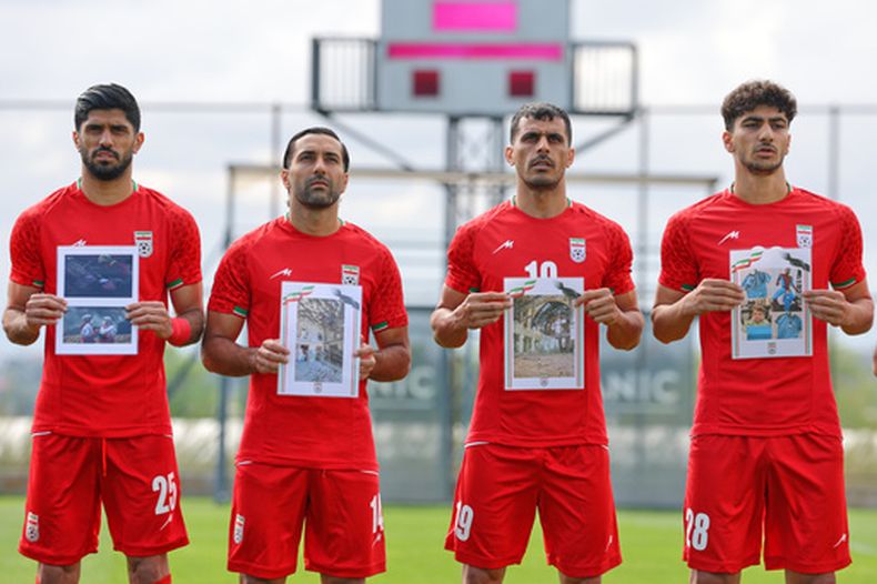 Jugadores iraníes cantan el himno nacional, sosteniendo fotografías de niños presuntamente asesinados en ataques estadounidenses e israelíes en Irán, antes de un partido amistoso de fútbol entre Irán y Costa Rica, en Antalya, al sur de Turquía, el martes 31 de marzo de 2026. (Foto AP/Riza Ozel)