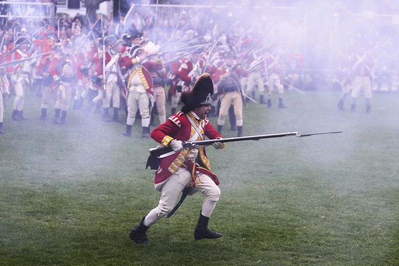 Actores durante una recreación de la Batalla de Lexington y el comienzo de la Revolución estadounidense durante el 250mo aniversario, el sábado 19 de abril de 2025, en Lexington, Massachusetts. (AP Foto/Charles Krupa)