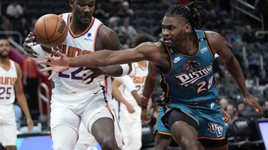 Ayton suma 31 puntos y 16 rebotes; Suns vencen a Pistons