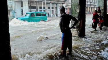 Pronóstico de lluvias por huracán Joaquín moviliza a los cubanos