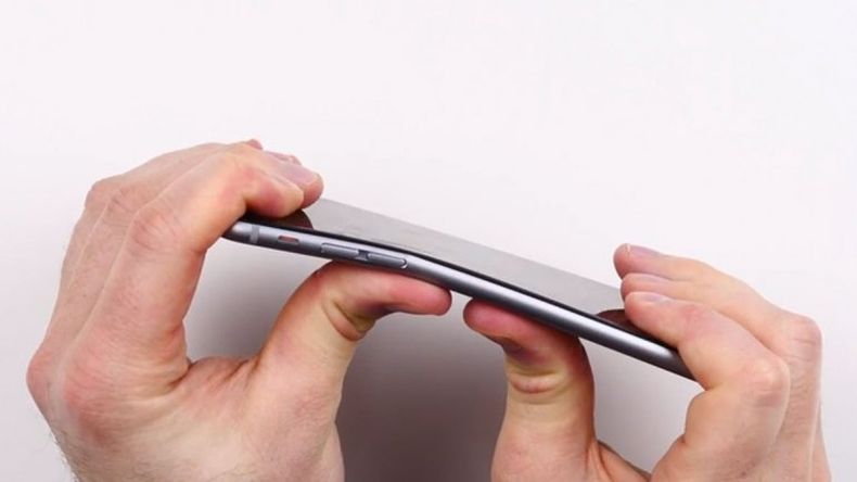 Miles de usuarios indignados publicaron en las redes sociales imágenes de sus nuevos smartphones de Apple deformados por el uso. Vea el video