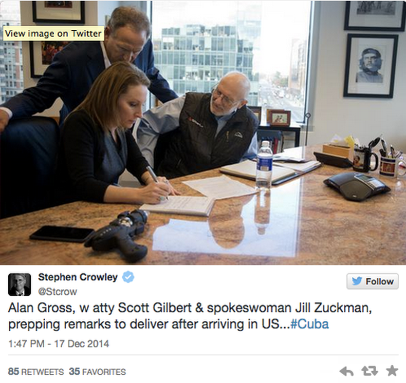 Sí, es Alan Gross. Y, sí, eso es una imagen del Che Guevara. ¿Por qué hay una foto del Che Guevara en el fondo?