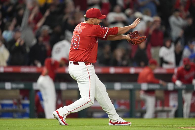 El relevista dominicano de los Angelinos de Los Ángeles Carlos Estévez celebra luego del último out del juego ante los Medias Rojas de Boston, el sábado 6 de abril de 2024, en Anaheim, California. (AP Foto/Marcio Jose Sanchez)