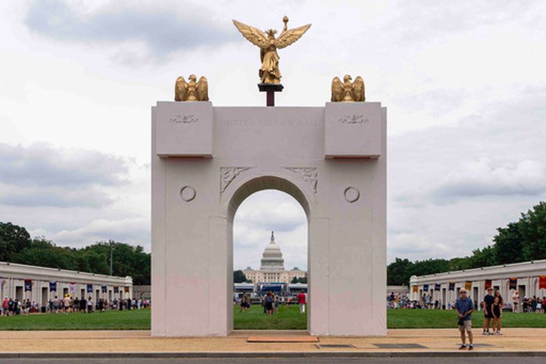 ARCHIVO - Una maqueta del Arco del Triunfo propuesto por el presidente de EEUU, Donald Trump, se exhibe en el complejo de monumentos National Mall, en Washington, el 27 de junio de 2026. (AP Foto/Jen Golbeck/Archivo)