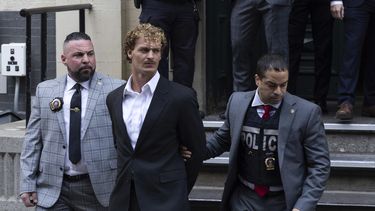 Daniel Penny, centro, es escoltado por detectives de la policía a su salida de la comisaría, el viernes 12 de mayo de 2023 en Nueva York. (AP Foto/Jeenah Moon)