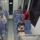 Foto tomada de video difundido por el Sistema de Transporte de Charlotte, Carolina del Norte, que muestra a Iryna Zarutska (abajo a la derecha) justo antes de ser apuñalada en un tren el 22 de agosto del 2025. (Sistema de Transporte de Charlotte via AP)