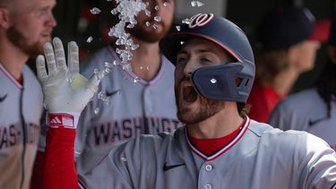 Dylan Crews, de los Nacionales de Washington, celebra después de batear un jonrón durante la quinta entrada del juego de béisbol de Grandes Ligas contra los Atléticos, el domingo 19 de julio de 2026, en West Sacramento, California. (AP Foto/Sara Nevis)