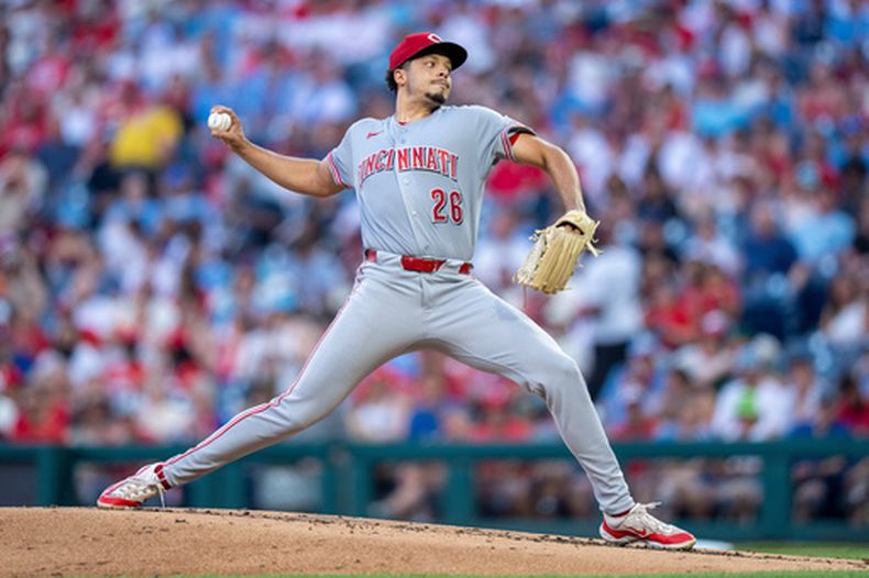 Chase Burns, de los Rojos de Cincinnati, lanza en el juego del martes 19 de mayo de 2026 ante los Filis de Filadelfia (AP Foto/Chris Szagola)