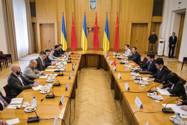 En esta imagen proporcionada por el Ministerio ucraniano de Exteriores, el ministro ucraniano de Exteriores, Dmytro Kuleba, en el centro a la izquierda, y el enviado chino Li Hui, en el centro a la derecha, durante sus reuniones en Kiev Ucrania, el miércoles 17 de mayo de 2023. (Oficina de prensa del Ministerio ucraniano de Exteriores via AP)