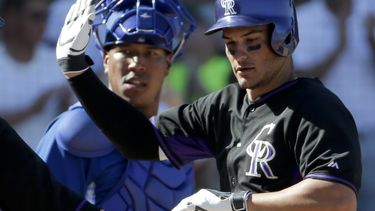 americateve | El catcher de los Reales, Salvador P&eacute;rez, izquierda, observa una jugada en un partido contra Colorado el lunes, 24 de marzo de 2014, en Scottsdale, Arizona. (AP Photo/Chris Carlson)