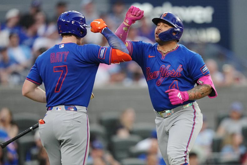 Francisco Álvarez (4), de los Mets de Nueva York, celebra su jonrón solitario contra los Azulejos de Toronto junto a su compañero de equipo Brett Baty (7) durante la quinta entrada de un partido de béisbol en Toronto, el martes 30 de junio de 2026. (Nathan Denette/The Canadian Press vía AP)