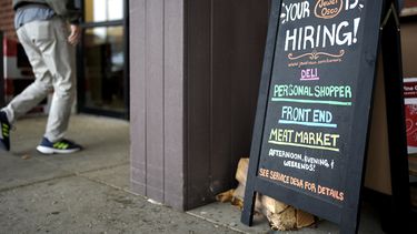 ARCHIVO – Un cartel de contrataciones en una tienda de comestibles en Glenview, Illinois, el lunes 25 de noviembre de 2024. (AP Foto/Nam Y. Huh, Archivo)