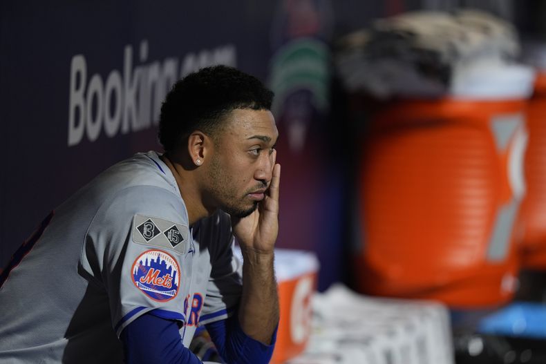 El lanzador de los Mets de Nueva York, Edwin Díaz, mira fuera del dugout después de ser retirado durante la octava entrada del Juego 2 de una Serie Divisional de la Liga Nacional contra los Filis de Filadelfia, el domingo 6 de octubre de 2024, en Filadelfia. (AP Foto/Chris Szagola)
