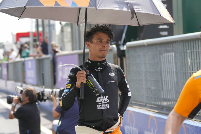 El piloto de McLaren Lando Norris mientras se dirige al inicio de la parrilla de salida antes del Gran Premio de Moza en Italia el domingo primero de septiembre del 2024. (AP Foto/Luca Bruno)
