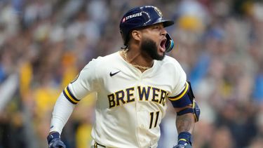 Jackson Chourio, de los Cerveceros de Milwaukee, celebra después de dejar tendidos en el terreno a los Padres de San Diego en la novena entrada del Juego 2 de la Serie Divisional de la Liga Nacional, el domingo 4 de octubre de 2026, en Milwaukee. (AP Foto/Kayla Wolf)
