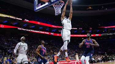 Gracias a bloqueo de Antetokounmpo, Bucks supera a 76ers