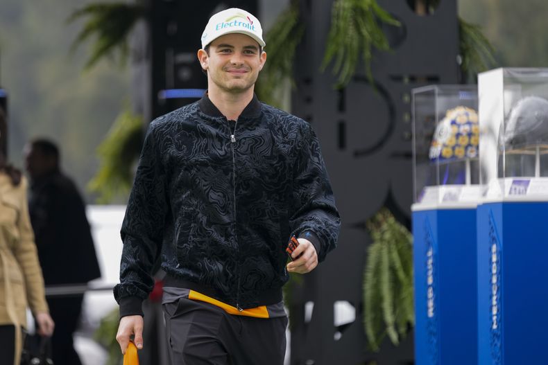 El mexicano Pato OWard, piloto de reserva de McLaren, llega al paddock antes de la primera práctica el viernes 25 de octubre del 2024 antes del Gran Premio de México. (AP Foto/Moises Castillo)