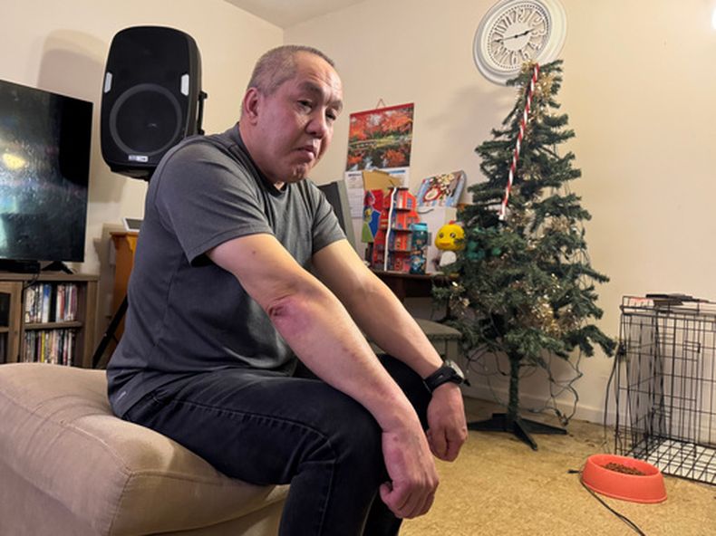 Chongly Scott Thao, un ciudadano estadounidense, en su vivienda en St. Paul, Minnesota, el 19 de enero del 2026. (AP foto/Jack Brook)