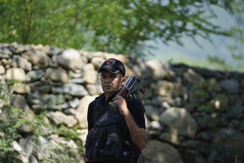 Personal del Grupo de Operaciones Especiales de Jammu y Cachemira (SOG) vigila cerca del lugar donde hubo una balacera a las afueras de Srinagar, en la Cachemira controlada por India, el lunes 28 de julio de 2025. (AP Foto/Mukhtar Khan)