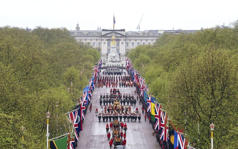 La procesión de la coronación a través de la avenida The Mall tras la ceremonia de coronación del rey Carlos III en Londres, el sábado 6 de mayo de 2023. (Gareth Fuller/Pool Photo via AP)