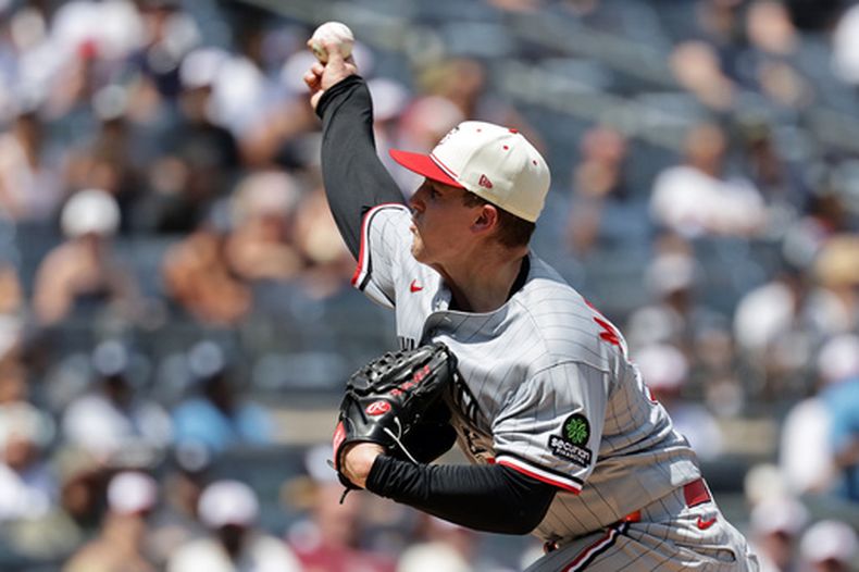 El lanzador de los Mellizos de Minnesota, Zebby Matthews, realiza un lanzamiento durante la segunda entrada de un partido de béisbol, el sábado 4 de julio de 2026, en Nueva York. (Foto AP/Adam Hunger)