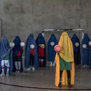 ARCHIVO - Foto del 22 de septiembre del 2022, integrantes de un equipo de fútbol afgano de mujeres posan para una foto en Kabul. El miércoles 21 de junio del 2023, el COI advierte que Afganistán podría quedar fuera de los Olímpicos de París si no permite la participación de mujeres y niñas en el deporte. (AP Foto/Ebrahim Noroozi, Archivo)