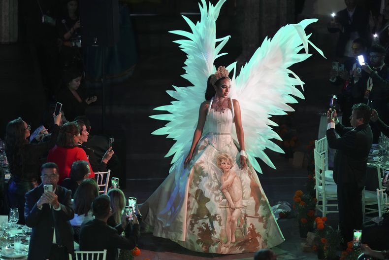 Miss Bulgaria Elena Vian participa en La Gala de las Catrinas para celebrar el Día de Muertos a días de la 73a edición de Miss Universo en la Ciudad de México el 1 de noviembre de 2024. (Foto AP/Eduardo Verdugo)