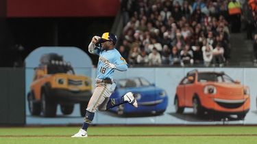 El venezolano Luis Lara, de los Cerveceros de Milwaukee, corre a la antesala tras conectar un triple en el duelo ante los Gigantes de San Francisco, el martes 28 de julio de 2026 (AP Foto/Jeff Chiu)