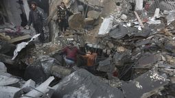Palestinos buscan sobrevivientes del bombardeo israelí sobre la Franja de Gaza en Rafah, el martes 12 de diciembre de 2023. (AP Foto/Hatem Ali)