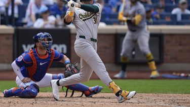 JJ Bleday de los Atléticos de Oakland batea un grand slam en la cuartaentrada ante los Mets de Nueva York el jueves 15 de agosto del 2024. (AP Foto/Frank Franklin II)