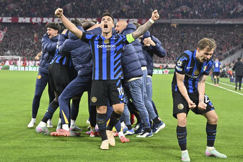 Lautaro Martinez y Nicolo Barella del Inter de Milan celebran la victoria ante el Bayern Munich en el duelo de ida de los cuartos de final de la Liga de Campeones el martes 8 de abril del 2025. (Peter Kneffel/dpa via AP)