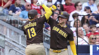 Manny Machado de los Padres de San Diego celebra con su compañero Gavin Sheets su jonrón en la octava entrada ante los Bravos de Atlanta el domingo 25 de mayo del 2025. (AP Foto/Colin Hubbard)