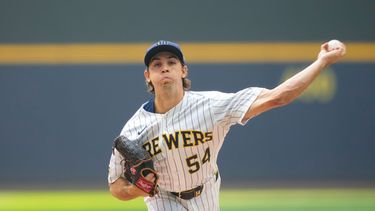 El lanzador de los Cerveceros de Milwaukee Robert Gasser lanza en la primera entrada ante los Marlins de Miami el domingo 19 de julio del 2026. (AP Foto/Kayla Wolf)
