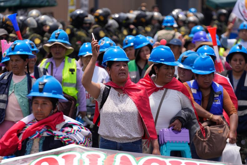 Mineros informales peruanos se manifiestan exigiendo al Congreso que apruebe una ley que legalizaría su trabajo, en Lima, Perú, el martes 18 de noviembre de 2025. (AP Foto/Martín Mejía).