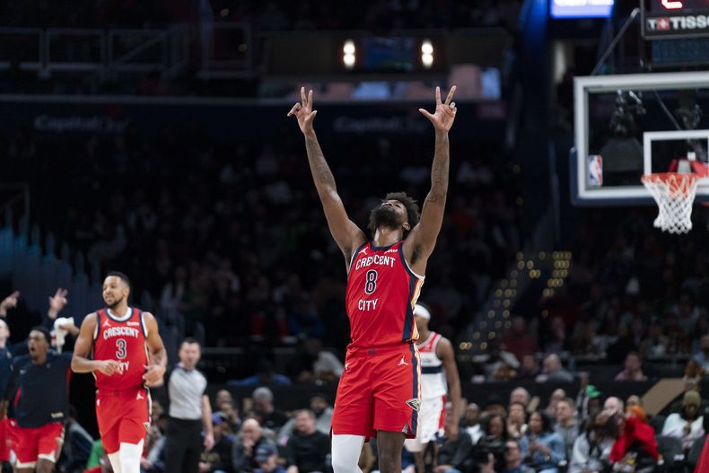 Naji Marshall, alero de los Pelicans de Nueva Orleáns, festeja luego de atinar un triple en el duelo del miércoles 13 de diciembre de 2023, ante los Wizards de Washington (AP Foto/Stephanie Scarbrough)