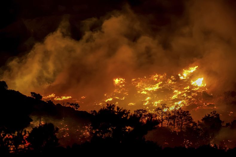 Un incendio arde en la zona de Ahlia, en la localidad de Yerápetra, en la costa sur de la isla griega de Creta, el miércoles 2 de julio de 2025. (InTime News vía AP)