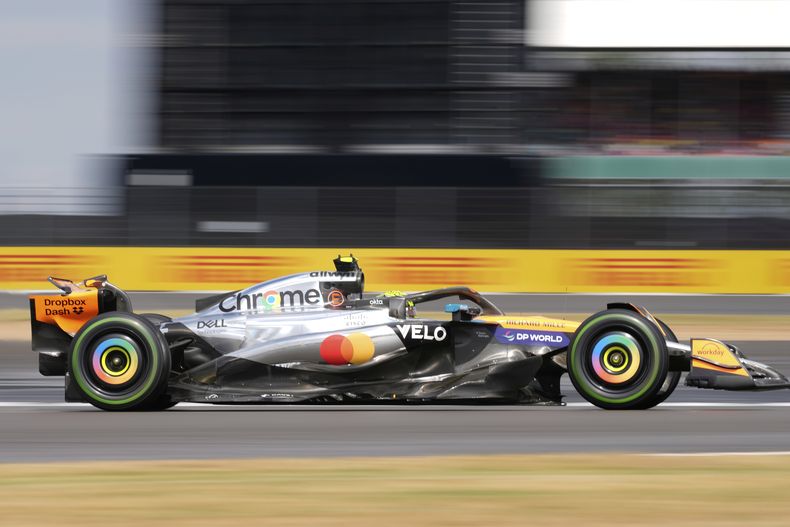 El británico Lando Norris de McLaren maniobra su auto durante el Gran Premio de Gran Bretaña el domingo 6 de julio del 2025. (AP Foto/Darko Bandic)