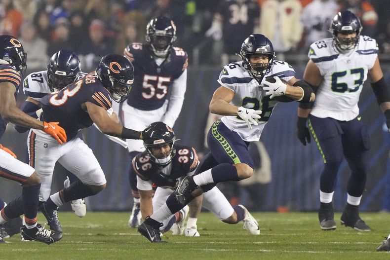Zach Charbonnet (26), de los Seahawks de Seattle, corre con el balón en contra de los Bears de Chicago durante la primera mitad del partido de la NFL, el jueves 26 de diciembre de 2024, en Chicago. (AP Foto/Nam Y. Huh)