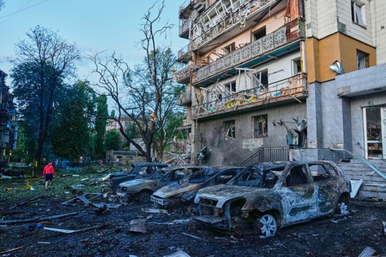 La escena después del ataque en Kiev, Ucrania, el 19 de julio del 2026. (AP foto/Efrem Lukatsky)
