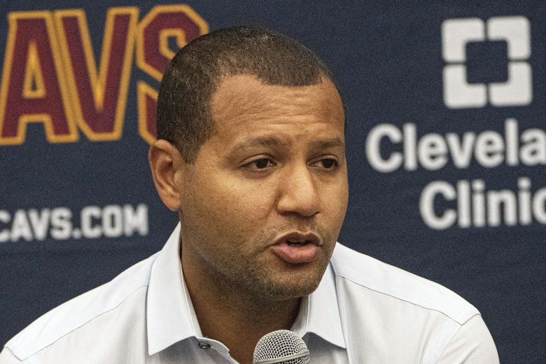 ARCHIVO - Foto del 30 de julio del 2023, el presidente de operaciones de los Cavaliers de Clevand Koby Altman en conferencia de prensa. El sábado 16 de septiembre del 2023, Altman fue arrestado por manejar en estado inconveniente cerca de Cleveland. (AP Foto/Phil Long, FIle)