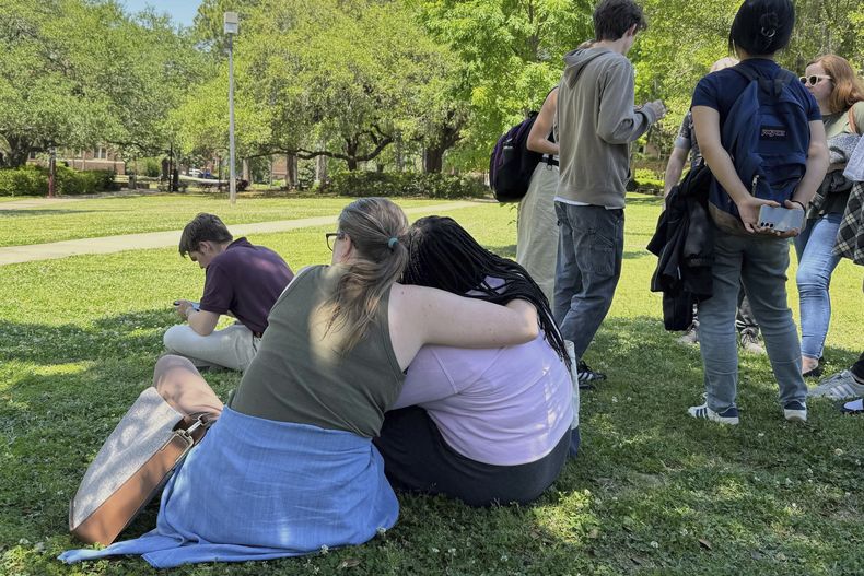 Un grupo de estudiantes en la Universidad Estatal de Florida en Tallahassee, el 17 de abril del 2025. (AP foto/Kate Payne)