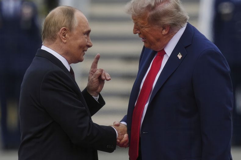 El presidente de EEUU, Donald Trump, saluda al presidente de Rusia, Vladímir Putin, el viernes 15 de agosto de 2025 en la Base Conjunta Elmendorf-Richardson, en Alaska. (AP Foto/Julia Demaree Nikhinson)