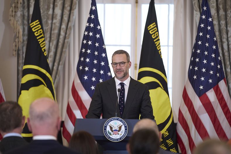Adam Boehler, enviado presidencial de Estados Unidos para cuestiones de rehenes, habla durante una ceremonia para izar la Bandera de Rehenes y Detenidos Injustamente en el Departamento de Estado, el jueves 6 de marzo de 2025, en Washington. (AP Foto/Evan Vucci)