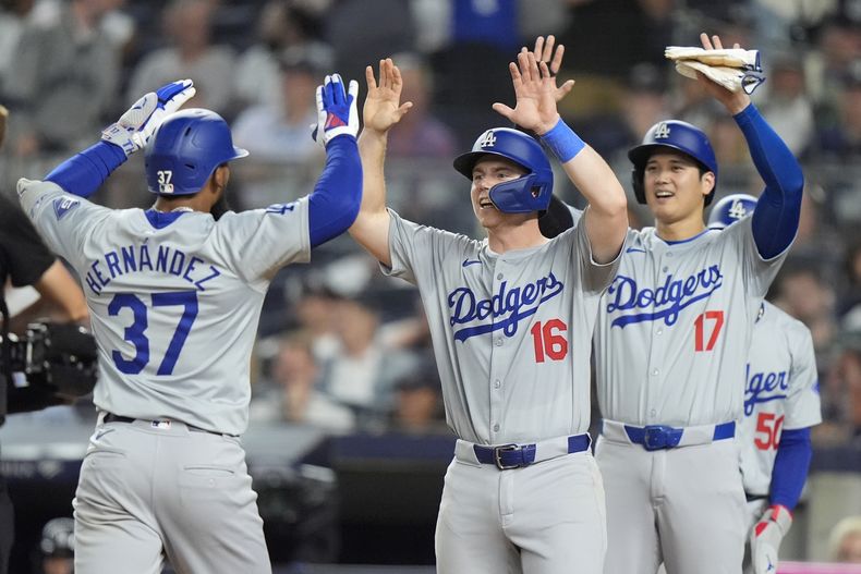 El dominicano de los Dodgers de Los Ángeles Teoscar Hernández celebra con sus compañeros Will Smith, Mookie Betts y Shohei Ohtani su gran slam en la octava entrada ante los Yankees de Nueva York el sábado 8 de junio del 2024. (AP Foto/Frank Franklin II)