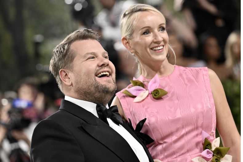 James Corden, izquierda, y Julia Carey llegan a la gala benéfica del Instituto del Vestido del Museo Metropolitano de Arte para celebrar la inauguración de la exposición Sleeping Beauties: Reawakening Fashion el lunes 6 de mayo de 2024, en Nueva York. (Foto Evan Agostini/Invision/AP)